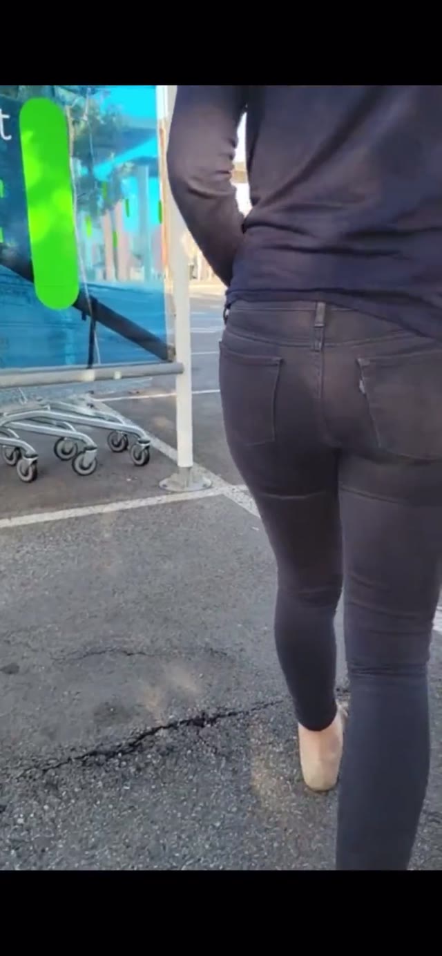 girl piss her jeans in public