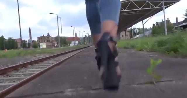 Pee her jeans at train station