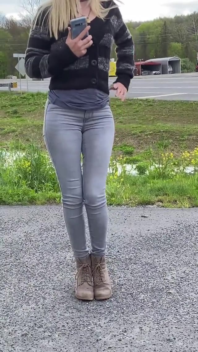 Sexy girl wets her jeans roadside