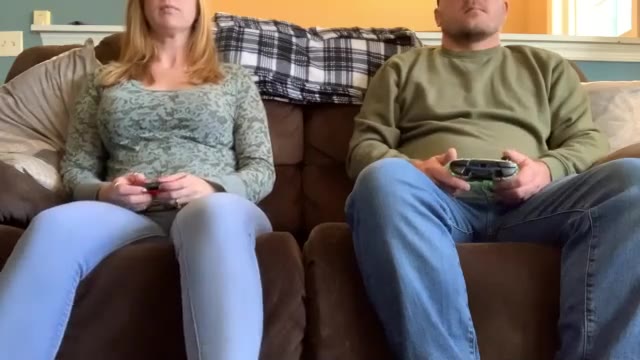 Woman pee in jeans to dont loose videogame