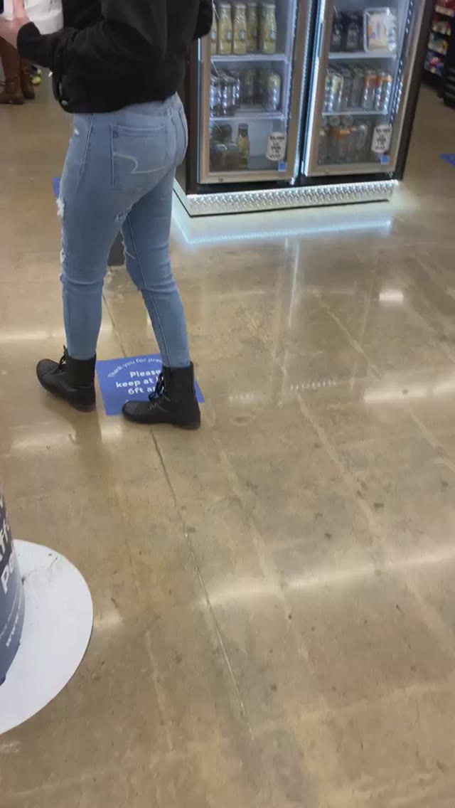 Store jeans pees before paying