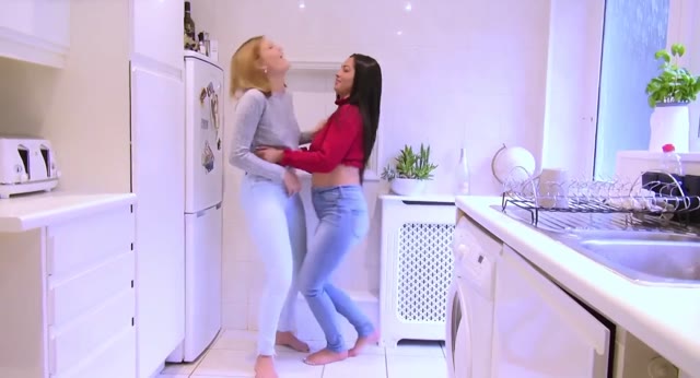 2 girls making each other pee pants