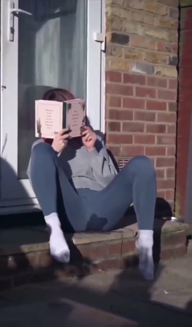 Loud pee leggings while reading