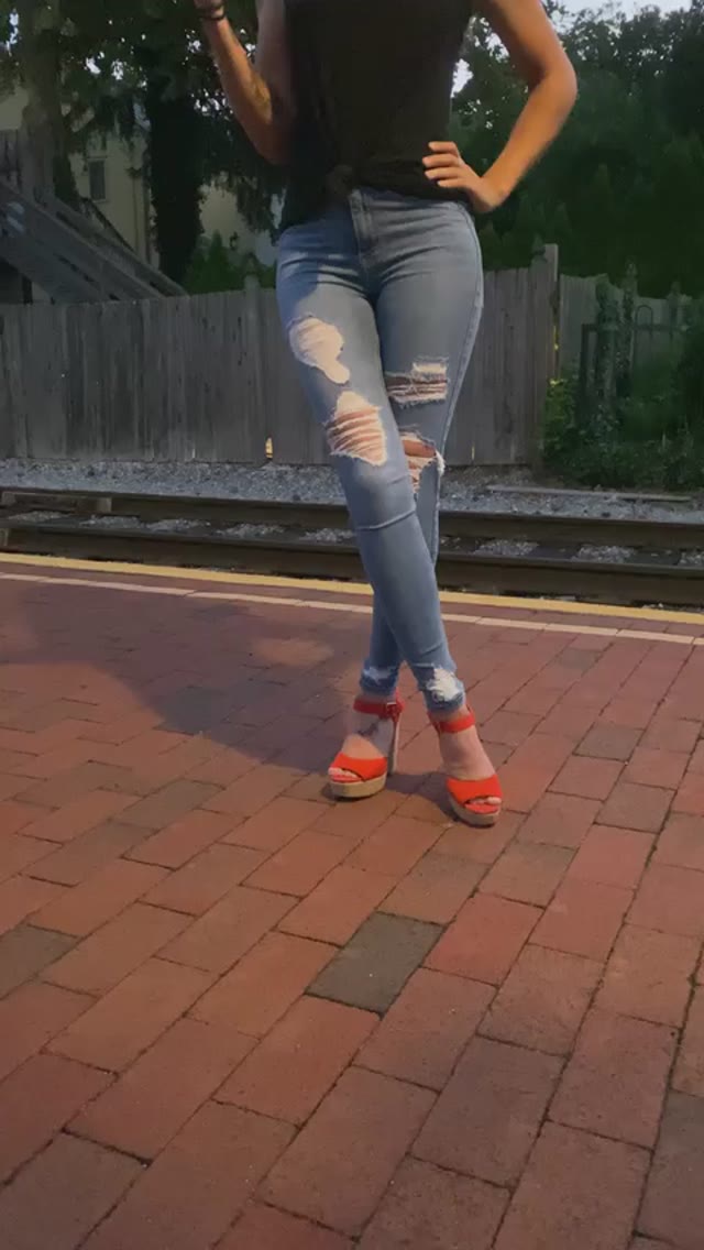 Girl pee her jean outside