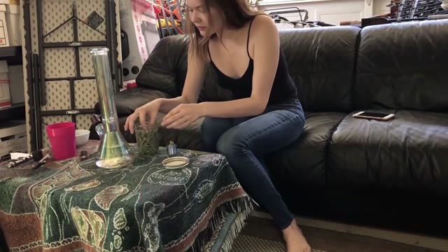 PissQueen wetting her jean with smoking with gf