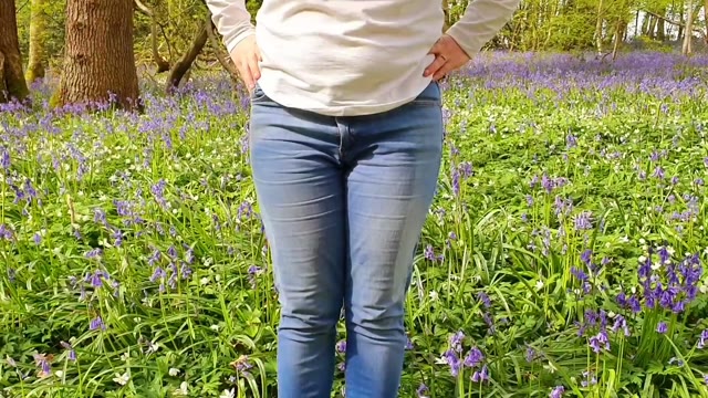 Jeans piss in nature