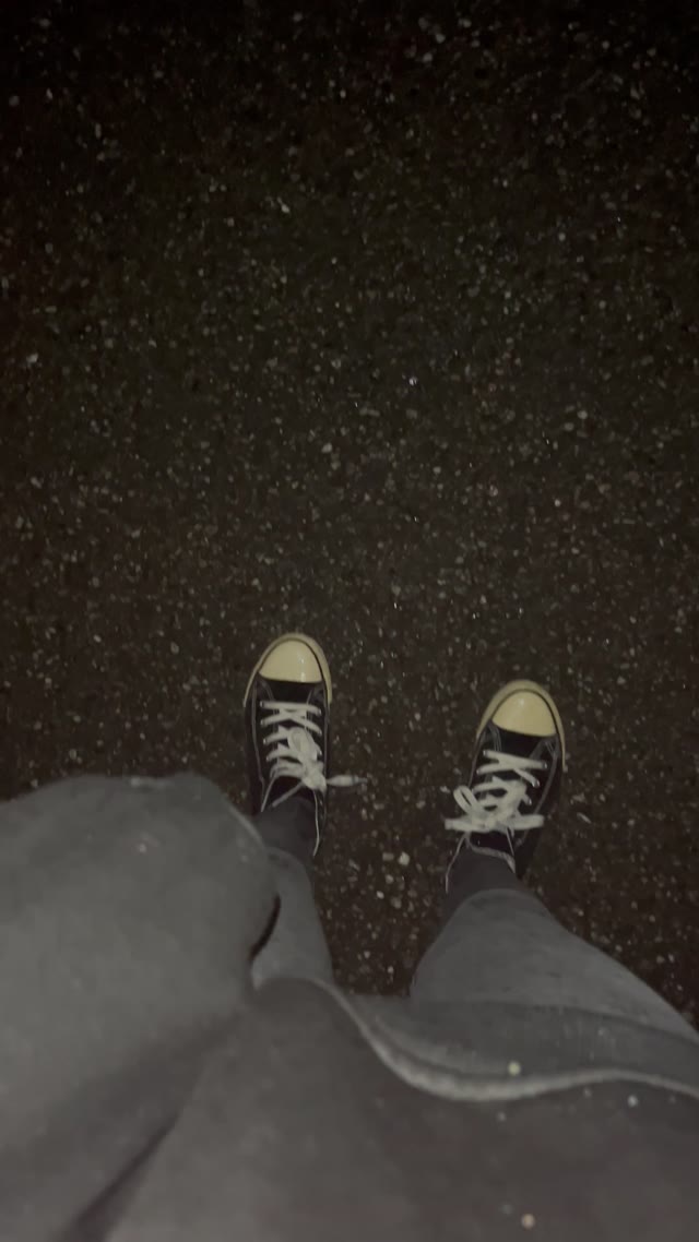 pee skinny jeans in public