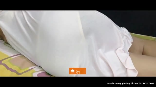 Sri lankan nusty girl pissing on the bed