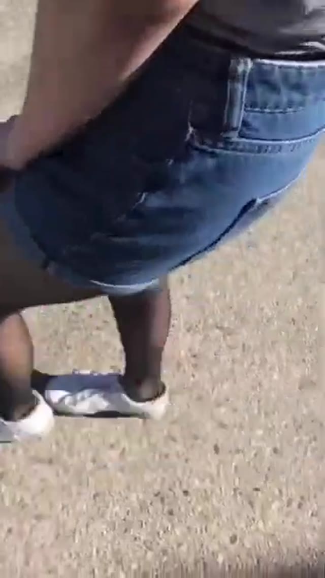 Pissqu33n wetting her jean shorts and tights