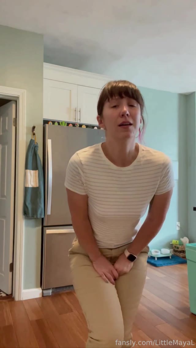 Littlemayal pees in her beige jeans at home
