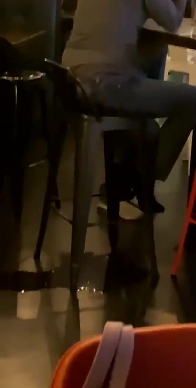 Wetting at the bar (1)
